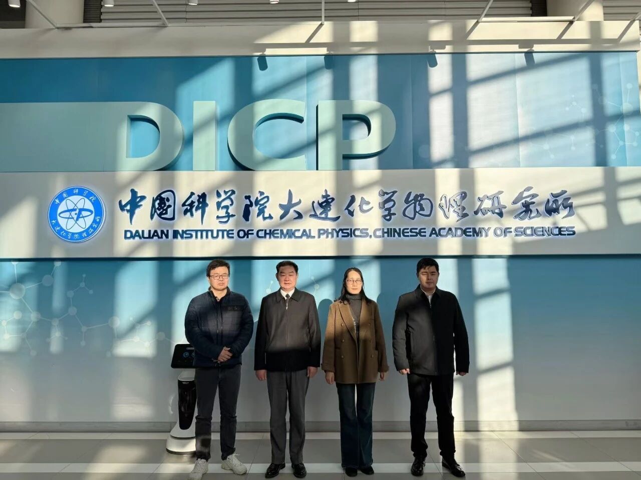 中国钠电集团董事长严加春一行访问中国科学院大连化学物理研究所